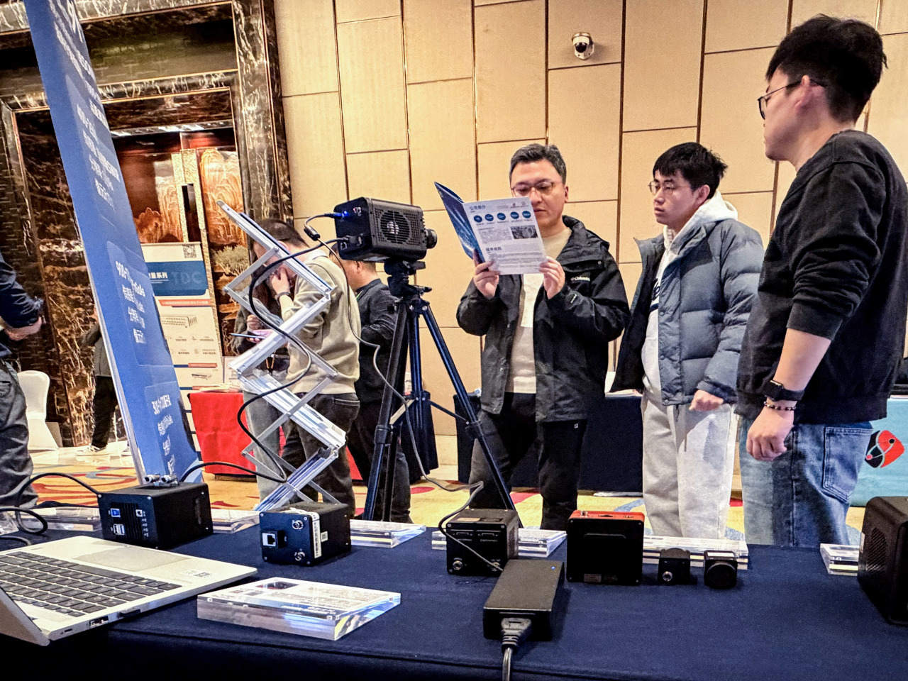 参会人员在展区交流短波红外方案