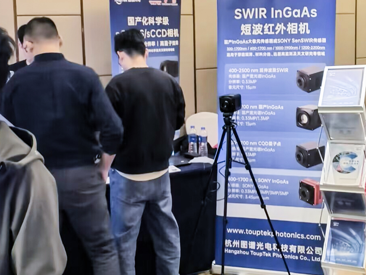 展台陈列的图谱光电科研成像产品